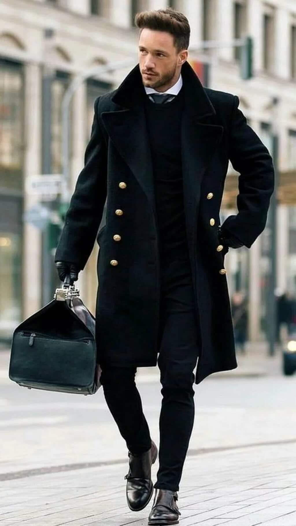 Мужчина в пальто красивое